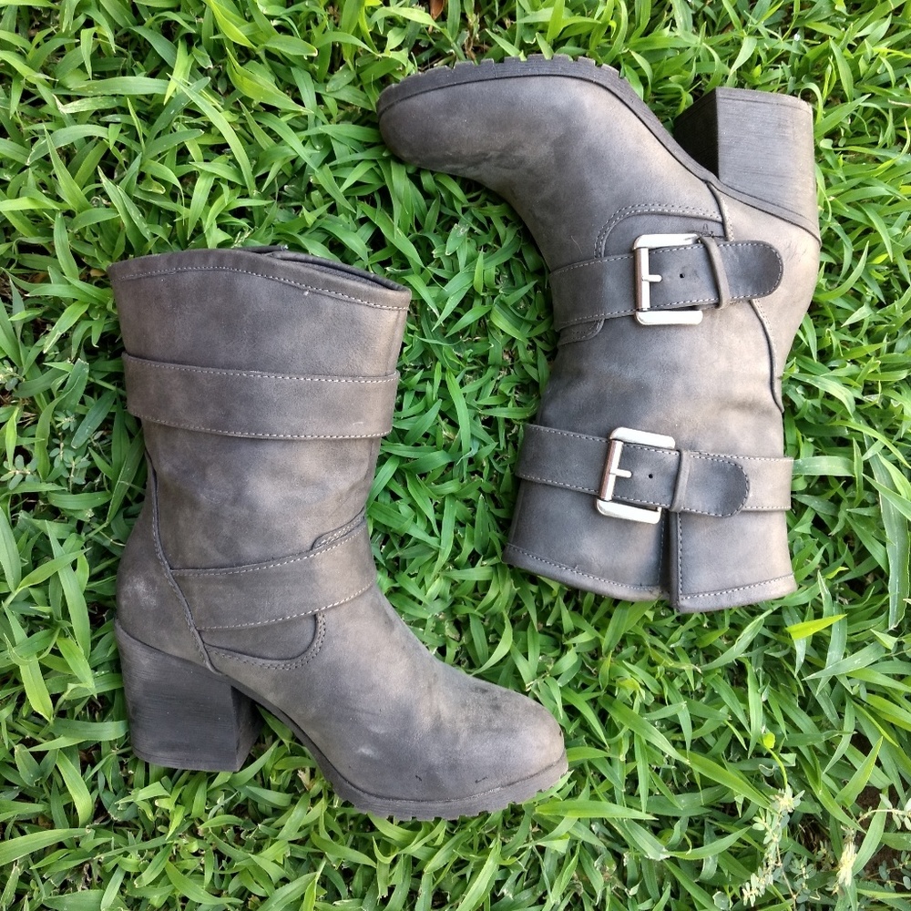 FLASH SALE 🎃🦄 4/$28 Grey Diba Boots (W6) 🦄🎃
